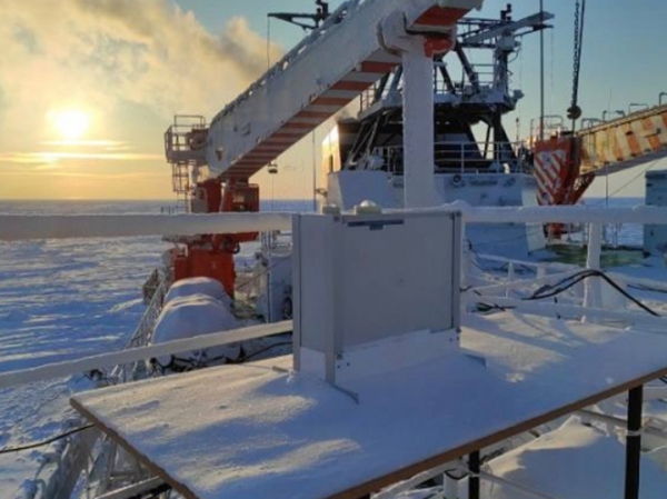 В Арктике продолжает дрейфовать российское судно, вмерзшее в гигантскую льдину