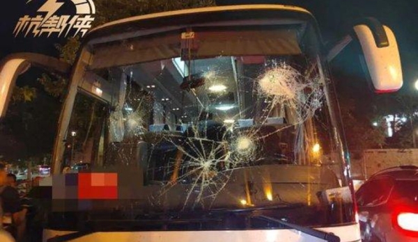 В Марселе на автобус с китайскими туристами напали «люди в черном» В Марселе на автобус с китайскими туристами напали «люди в черном»