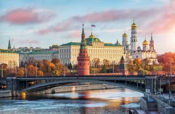 Вдоль кремлевских стен и башен Вдоль кремлевских стен и башен