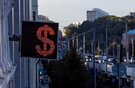 Bloomberg: российские власти передумали ужесточать валютный контроль Bloomberg: российские власти передумали ужесточать валютный контроль