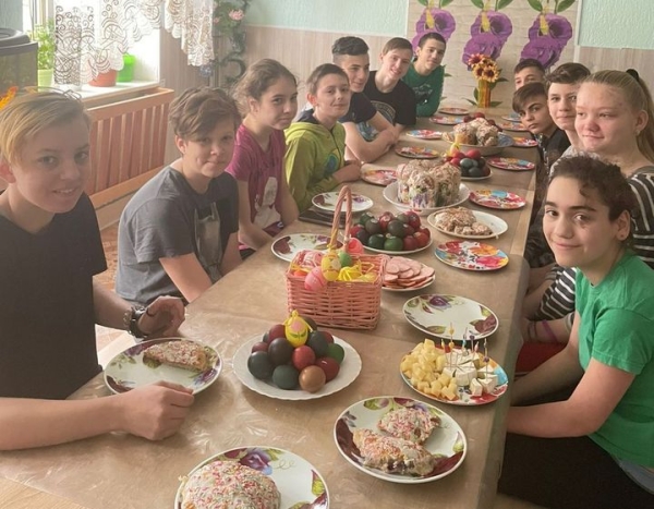 Под Калининградом семья с 17 детьми живет в спортзале школы