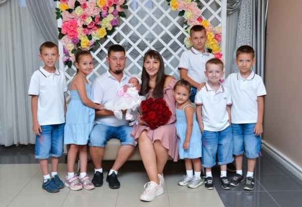 Многодетные родители объяснили идею назвать дочь в честь армии
