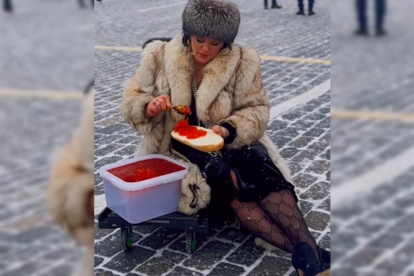 На Красной площади задержали женщину в шубе за фотосессию с 14 кг икры На Красной площади задержали женщину в шубе за фотосессию с 14 кг икры